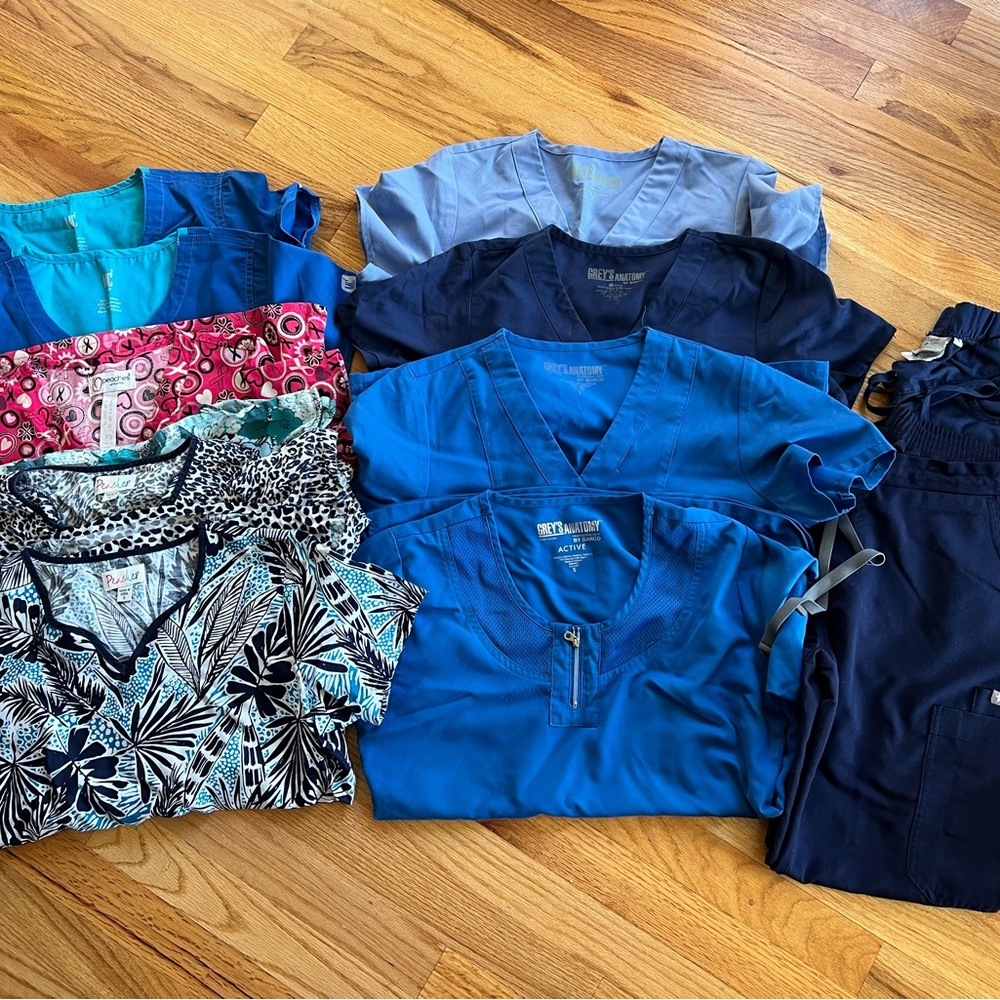 Women’s scrub top and pant bundle.